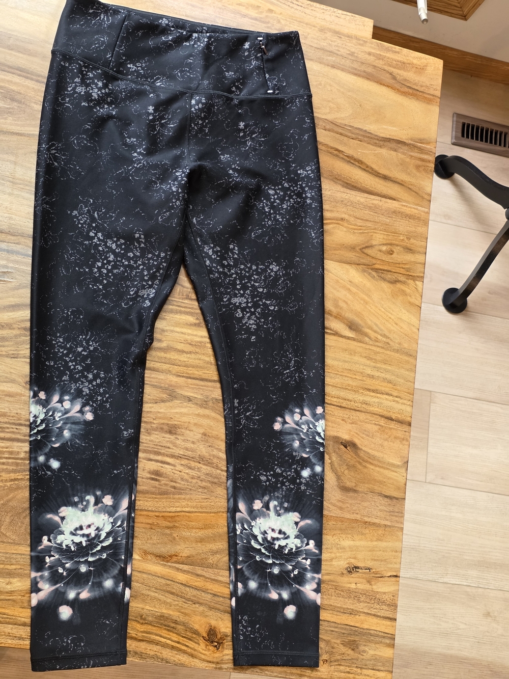 Calia by Carrie Underwood Essential Printed Leggings in the "Floral Glow"- Large
